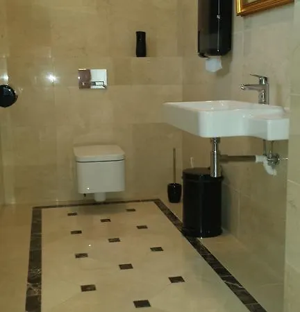 לינה וארוחת בוקר Anna 3*