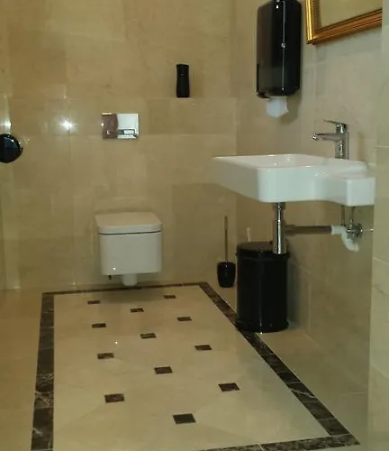 לינה וארוחת בוקר Anna 3*